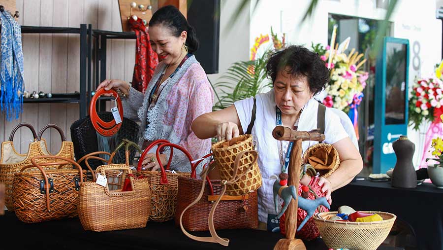 Pengunjung melihat barang saat pameran UMKM Cerita Nusantara 2024 di Istora Senayan, Jumat (27/9/2024). (Bloomberg Technoz/Andrean Kristianto)
