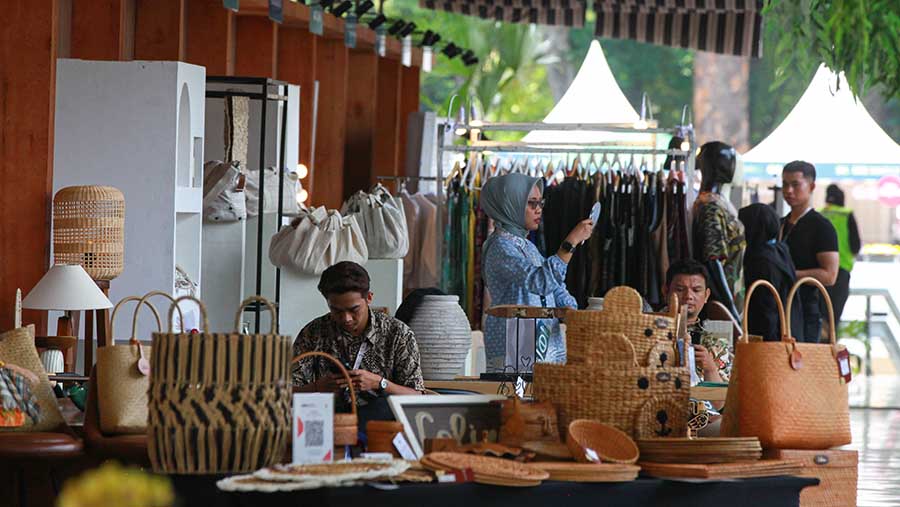 Pengunjung melihat barang saat pameran UMKM Cerita Nusantara 2024 di Istora Senayan, Jumat (27/9/2024). (Bloomberg Technoz/Andrean Kristianto)
