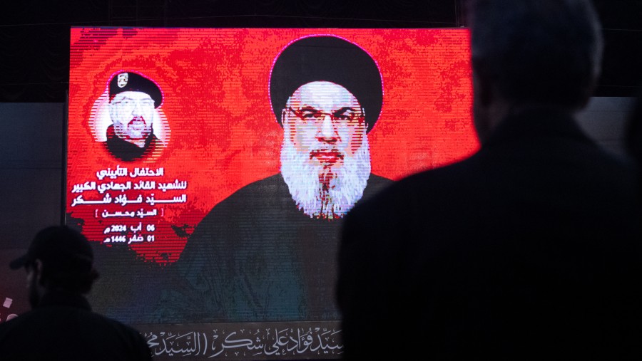 Gambar pemimpin Hizbullah Sayyed Hassan Nasrallah yang tewas dalam serangan Israel akhir pekan. (Bloomberg)