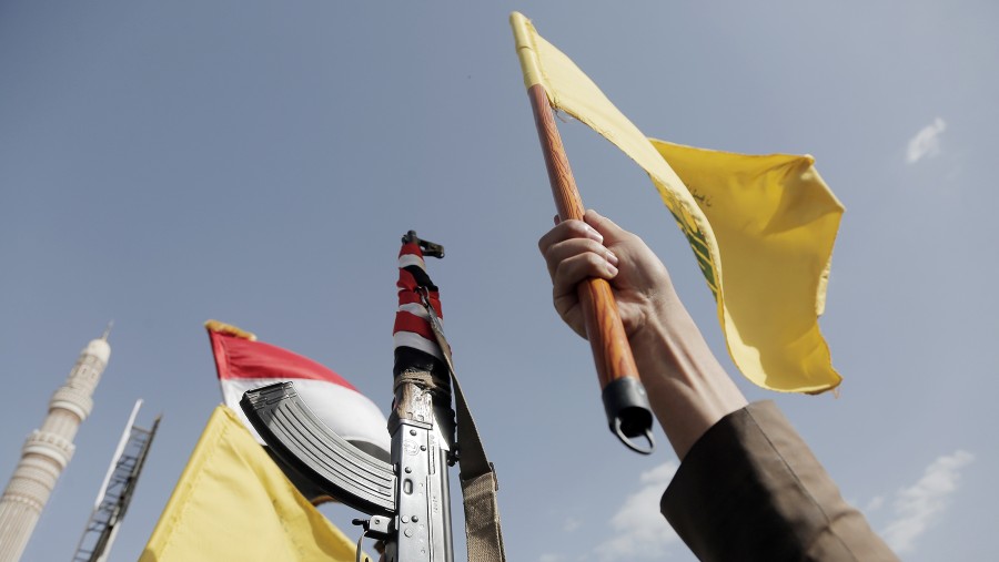 Houthi kibarkan bendera Hizbullah saat protes atas serangan Israel ke Lebanon pada 27 September di Sana'a, Yaman. (Mohammed Hamoud/Getty Images)