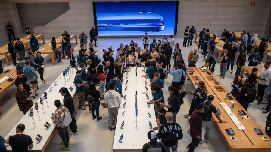 Pengunjung datang saat penjualan perdana iPhone 16. (Bloomberg)