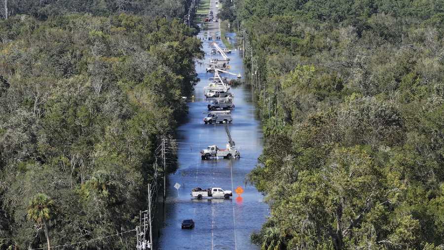 Kru bekerja di saluran listrik setelah Badai Helene lewat di Crystal River, Florida AS. (Joe Raedle/Getty Images)