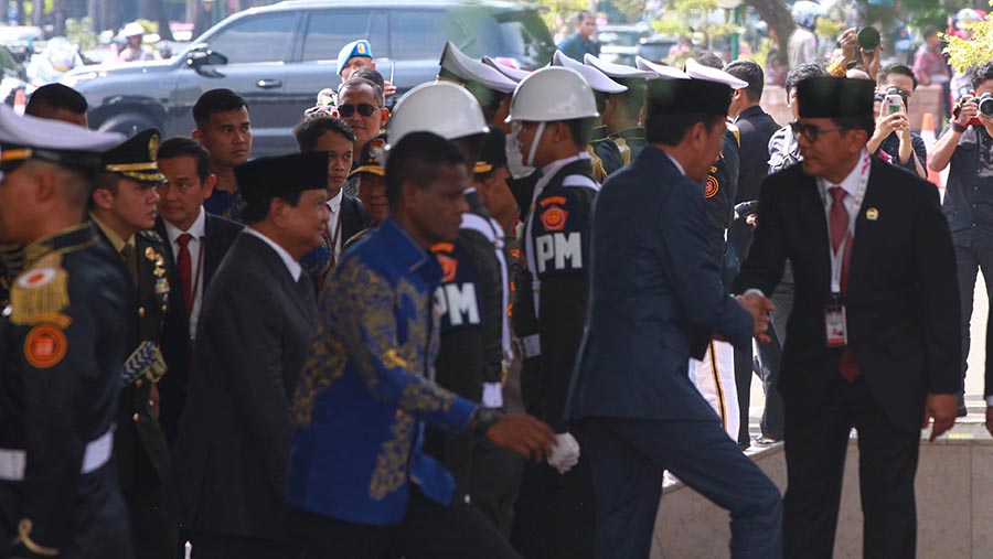 Presiden Jokowi dan Prabowo Subianto menghadiri pelantikan di Kompleks Parlemen, Senayan, Selasa (1/10/2024). (Bloomberg Technoz/Andrean Kristianto)