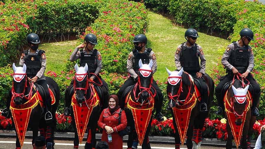 Polda Metro Jaya menerjunkan lebih dari 5.614 personel untuk mengamankan acara pelantikan anggota DPR/DPD/MPR. (Bloomberg Technoz/Andrean Kristianto)