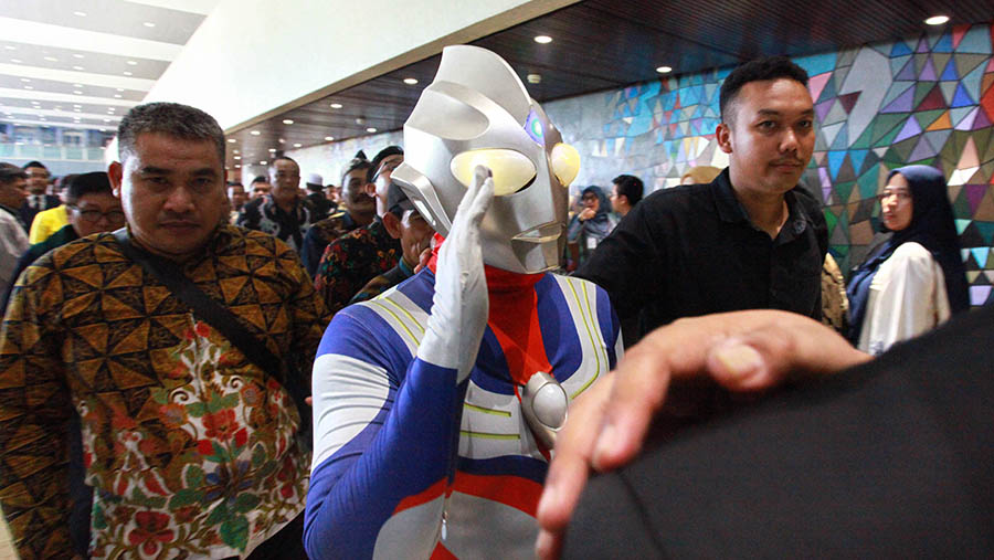 Aksi nyentrik ditampilkan anggota DPR terpilih dengan mengenakan kostum Ultraman. (Bloomberg Technoz/Andrean Kristianto)