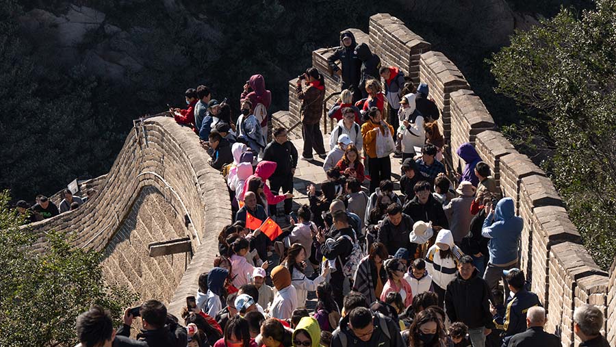 Pengunjung di bagian Badaling Tembok Besar di Beijing, China, Selasa (1/10/2024). (Andrea Verdelli/Bloomberg)