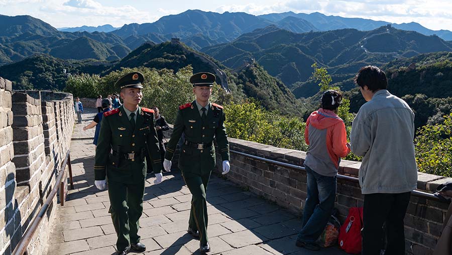 Berumur lebih dari 2.000 tahun, Tembok Besar China merupakan salah satu destinasi wisata terpopuler di China.
 (Andrea Verdelli/Bloomberg)