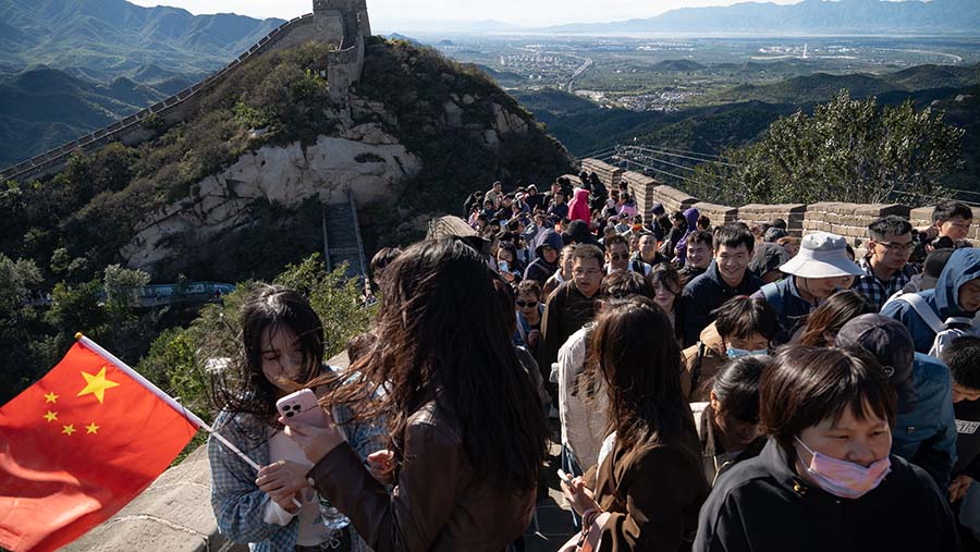 Pengunjung di bagian Badaling Tembok Besar di Beijing, China, Selasa (1/10/2024). (Andrea Verdelli/Bloomberg)