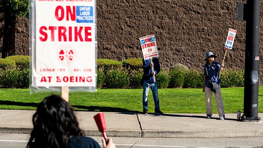 Pekerja berunjuk rasa di luar fasilitas manufaktur Boeing Co. selama aksi mogok di Renton, Washington, AS, Kamis (3/10/2024). (David Ryder/Bloomberg)