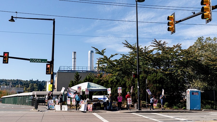 Desakan tereebut guna mengakhiri pemogokan yang melibatkan sekitar 33.000 pekerja di Pantai Barat AS.  (David Ryder/Bloomberg)