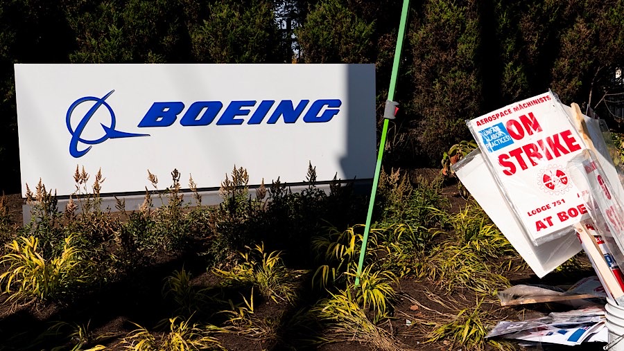 Atribut demo di luar fasilitas manufaktur Boeing Co. selama aksi mogok pekerja di Renton, Washington, AS, Kamis (3/10/2024). (David Ryder/Bloomberg)