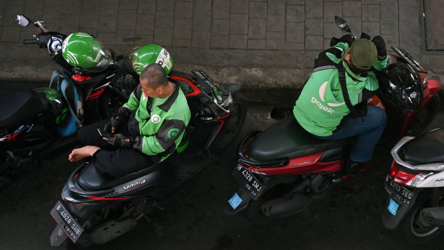 Mitra Gojek menunggu pesanan aplikasi online. (Bloomberg)