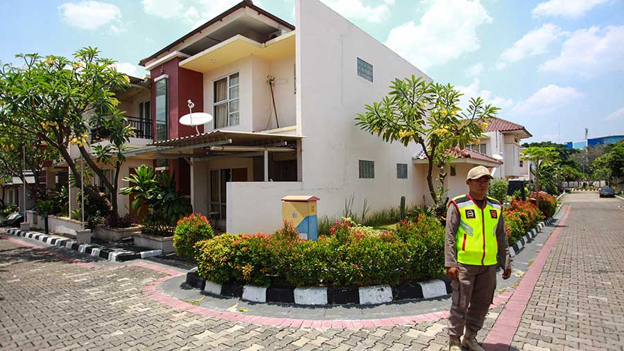 Petugas Pamdal DPR berjaga di kawasan rumah jabatan anggota DPR, Kalibata, Senin (7/10/2024).  (Bloomberg Technoz/ Andrean Kristianto)