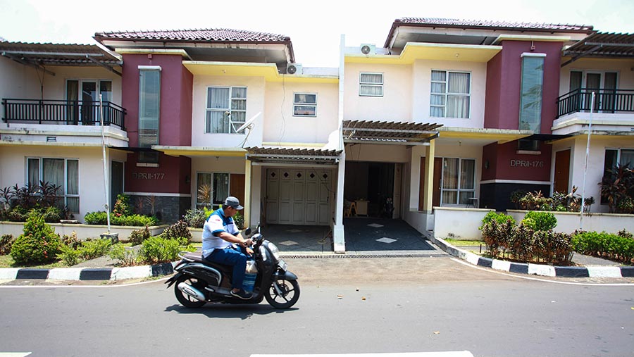 Suasana rumah jabatan anggota DPR di kawasan Kalibata, Senin (7/10/2024). (Bloomberg Technoz/ Andrean Kristianto)