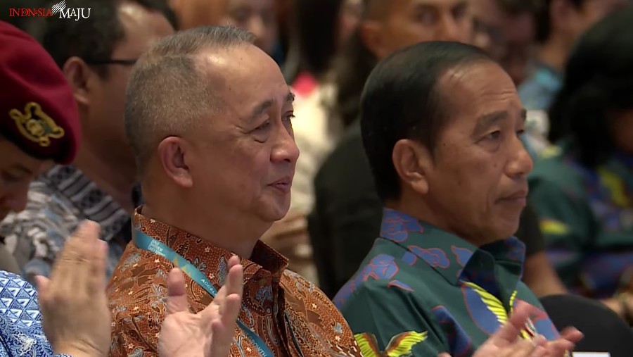 Direktur Utama BNI Royke Tumilaar bersama Presiden Joko Widodo atau Jokow. (Tangkapan Layar Youtube Setpres)