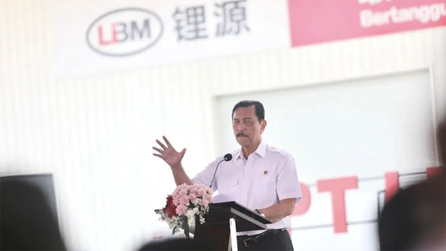 Menko Bidang Kemaritiman dan Investasi Luhut Binsar Pandjaitan meresmikan pabrik bahan anoda baterai lithium. (Instagram @luhut.pandjaitan)
