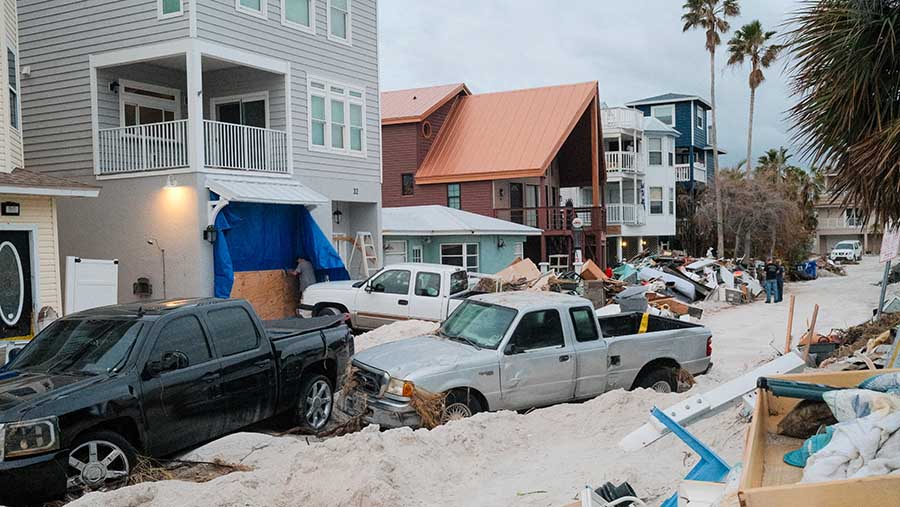 Kendaraan yang ditinggalkan Badai Helene menjelang Badai Milton di Treasure Island, Florida, AS, Senin (7/10/2024). (Tristan Wheelock/Bloomberg)