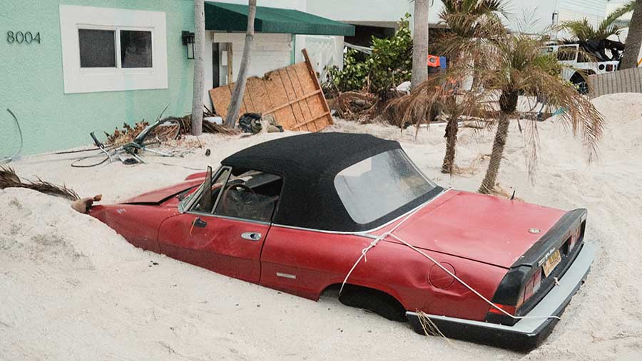 Sebelum Badai Milton, wilayah Treasure Island, Florida masih porak poranda akibat Badai Helene. (Tristan Wheelock/Bloomberg)