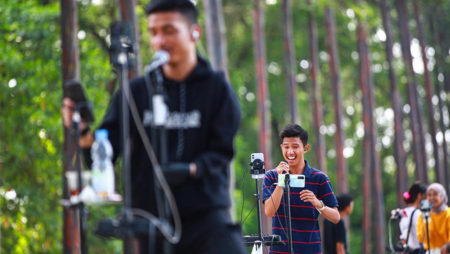 Salah satunya dengan melakukan 'ngamen' live streaming di sosial media. (Bloomberg Technoz/Andrean Kristianto)