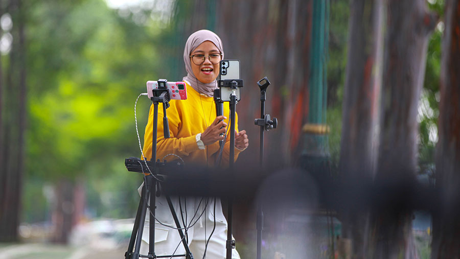 Salah satu pembuat konten mengaku dapat menghasilkan Rp200.000 per hari. (Bloomberg Technoz/Andrean Kristianto)