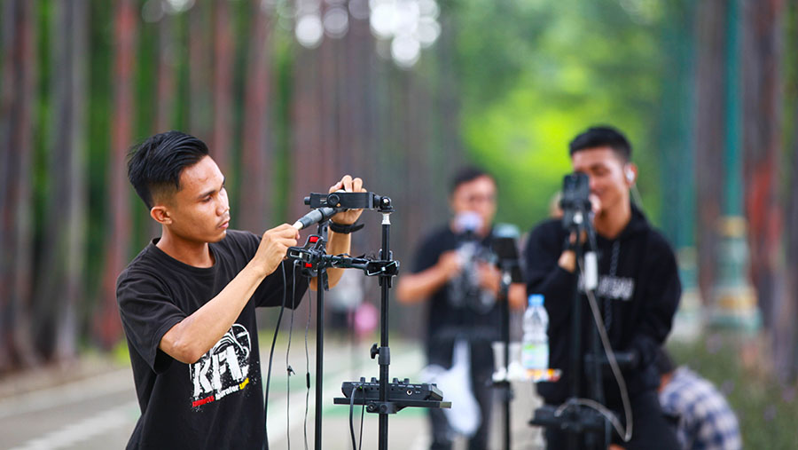 Pembuat konten bersiap untuk live streaming di kawasan Banjir Kanal Timur, Jakarta Timur, Selasa (9/10/2024). (Bloomberg Technoz/Andrean Kristianto)