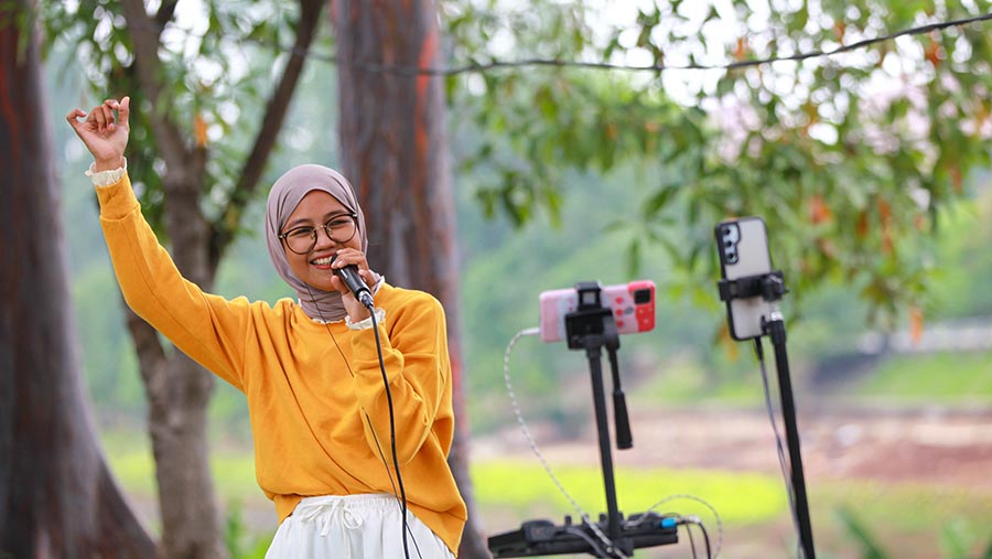 Penghasilan yang didapat dari live streaming ini cukup menggiurkan. (Bloomberg Technoz/Andrean Kristianto)