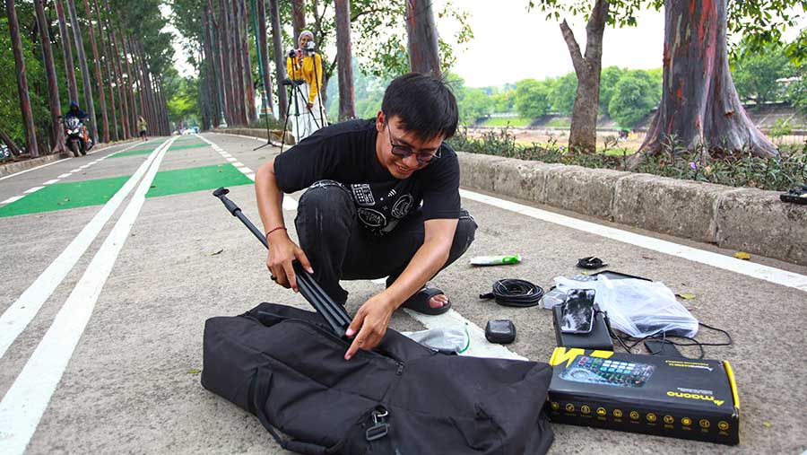 Para content creator TikTok ini 'ngamen' di Banjir Kanal Timur (BKT) dari pukul 07.00 hingga 11.00 WIB. (Bloomberg Technoz/Andrean Kristianto)