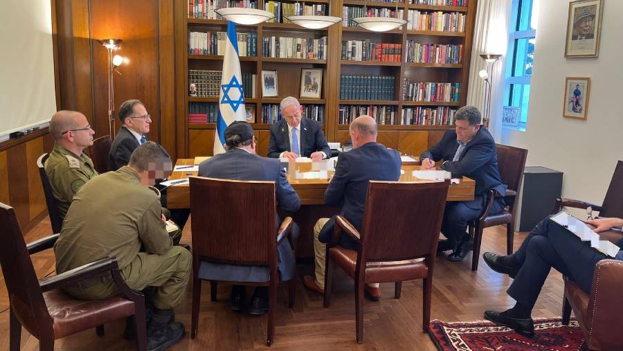 Benjamin Netanyahu speak to Joe Biden on Oct. 9, 2024. (Sumber: Bloomberg)