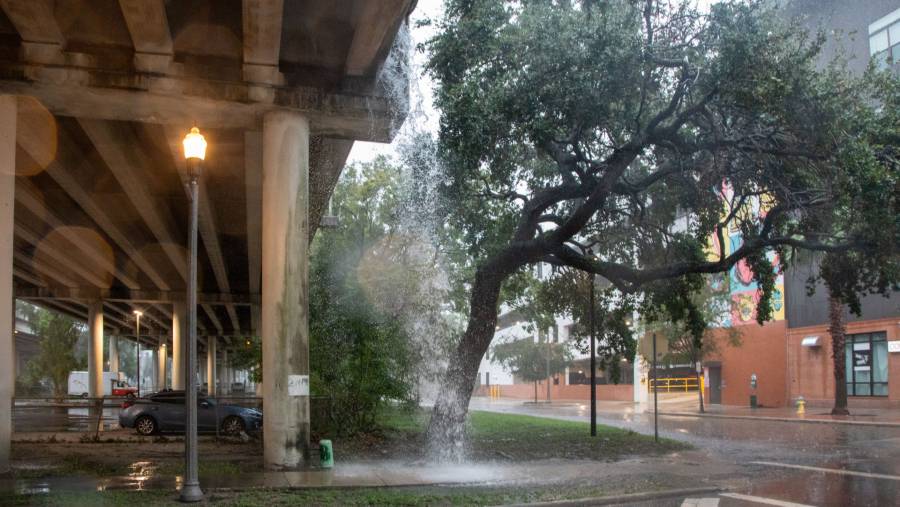 Hujan lebat dan angin kencang selama Badai Milton melanda St. Petersburg, Florida pada tanggal 9 Oktober. (Fotografer: Tristan Wheelock/Bloomberg)