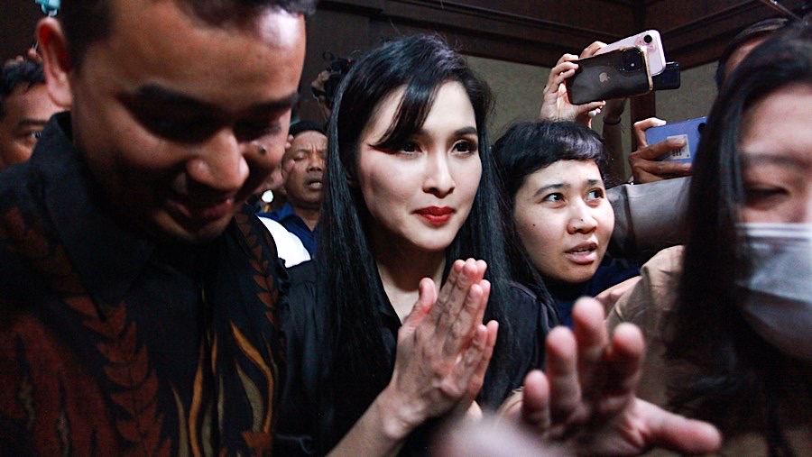 Artis Sandra Dewi tiba untuk menjadi saksi persidangan di Pengadilan Tipikor, Jakarta, Kamis (10/10/2024). (Bloomberg Technoz/Andrean Kristianto)