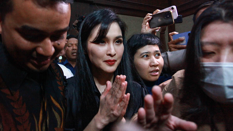 Sandra Dewi tiba untuk memberikan kesaksian dalam persidangan di Pengadilan Tipikor, Kamis (10/10/2024). (Bloomberg Technoz/Andrean Kristianto)