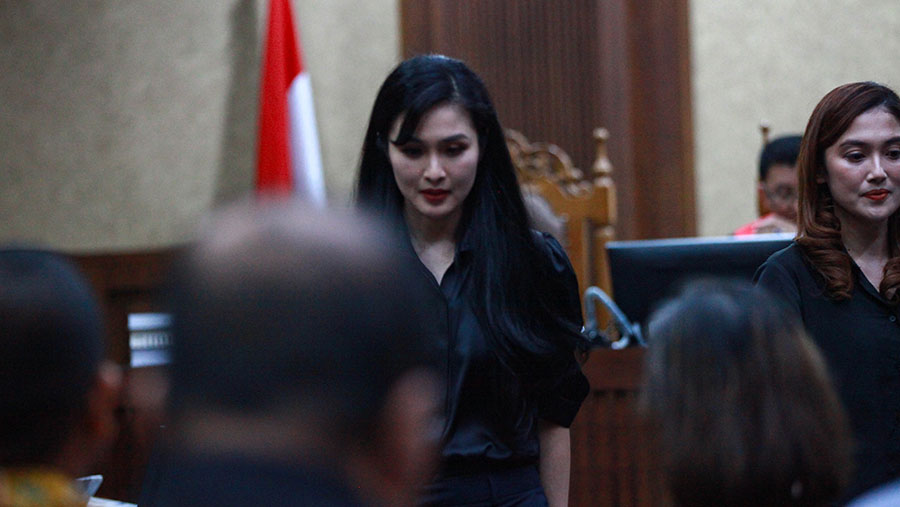 Sandra Dewi menggebu saat menjelaskan tentang daftar hartanya yang disita dan dibekukan Kejaksaan Agung. (Bloomberg Technoz/Andrean Kristianto)