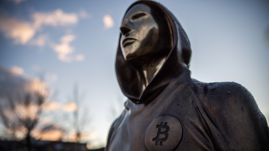 Patung yang menggambarkan Satoshi Nakamoto, pencipta Bitcoin di Graphisoft Park di Budapest, Hungaria. (Bloomberg)