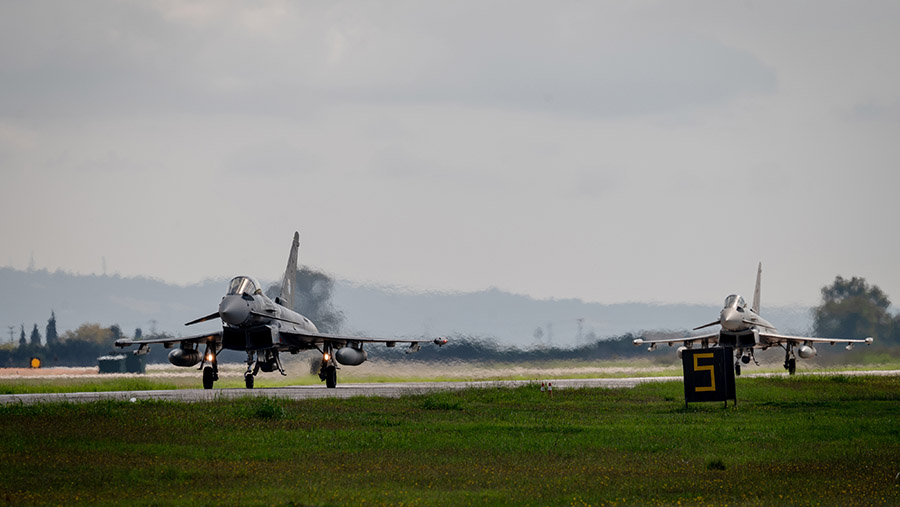 Jet Eurofighter Typhoon Spanyol selama latihan Ramstein Flag 24 di Pangkalan Udara Andravida, Yunani, Kamis (10/10/2024). (Hilary Swift/Bloomberg)