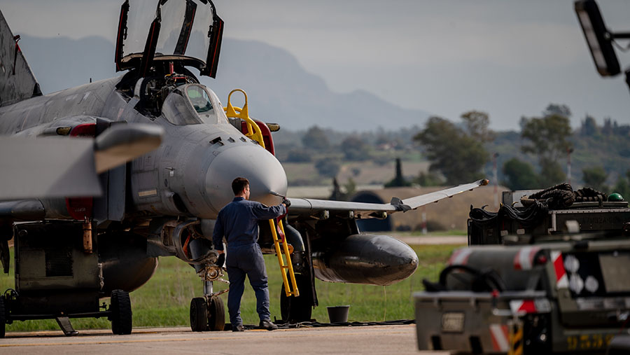 Jet tempur F4 Phantom Yunani disiapkan saat latihan Ramstein Flag 24 di Pangkalan Udara Andravida, Yunani, Kamis (10/10/2024) (Hilary Swift/Bloomberg)