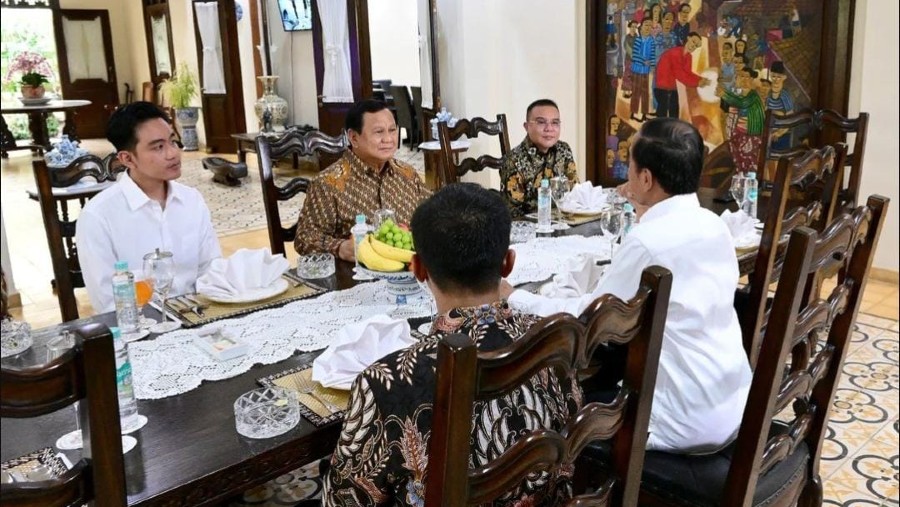 Pertemuan Prabowo Subianto, Gibran Rakabuming Raka, dan Jokowi di Solo. (Dok. IG @Jokowi)