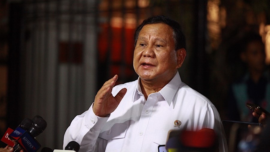 Presiden Terpilih Prabowo Subianto usai pertemuan dengan sejumlah tokoh di Kertanegara, Senin (14/10/2024). (Bloomberg Technoz/Andrean Kristianto)