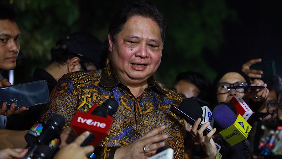 Menko Perekonomian Airlangga Hartarto usai bertemu dengan Prabowo Subianto di Kertanegara, Senin (14/10/2024). (Bloomberg Technoz/Andrean Kristianto)
