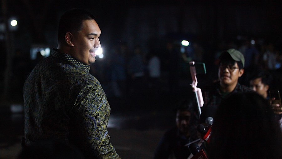 Menpora Dito Ariotedjo usai bertemu dengan Prabowo Subianto di Kertanegara, Senin (14/10/2024). (Bloomberg Technoz/Andrean Kristianto)