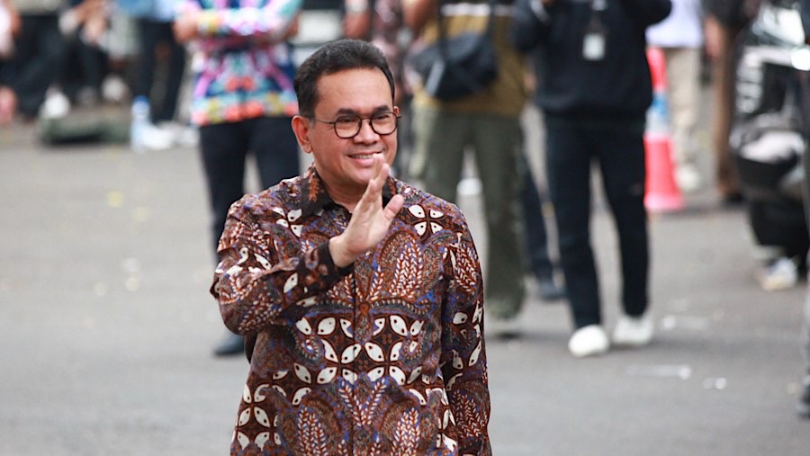Sekjen Kemendag Budi Santoso usai bertemu dengan Prabowo Subianto di Kertanegara, Senin (14/10/2024). (Bloomberg Technoz/Andrean Kristianto)