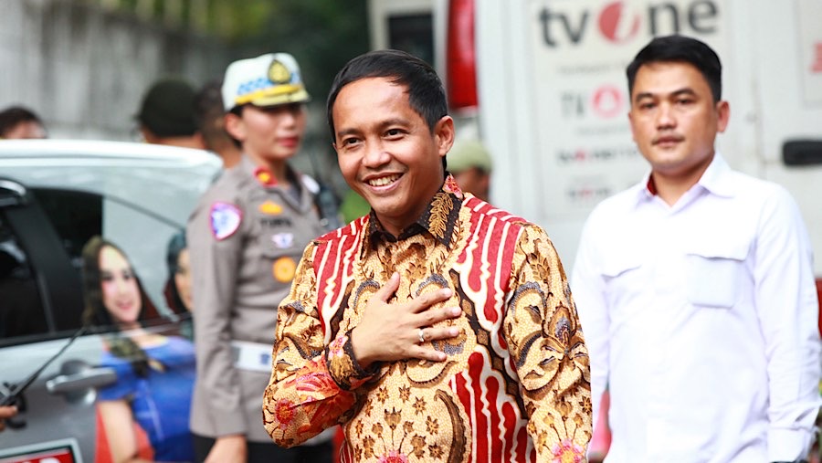 Wamen ATR Raja Juli Antoni bertemu dengan Prabowo Subianto di Kertanegara, Senin (14/10/2024). (Bloomberg Technoz/Andrean Kristianto)
