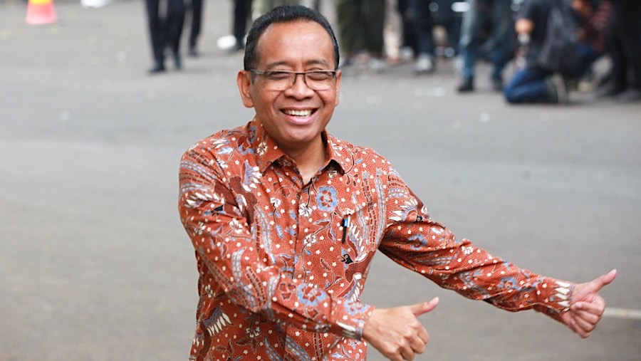 Mensesneg Pratikno bertemu dengan Prabowo Subianto di Kertanegara, Senin (14/10/2024). (Bloomberg Technoz/Andrean Kristianto)