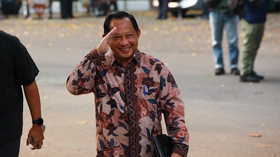 Mendagri Tito Karnavian bertemu dengan Prabowo Subianto di Kertanegara, Senin (14/10/2024). (Bloomberg Technoz/Andrean Kristianto)