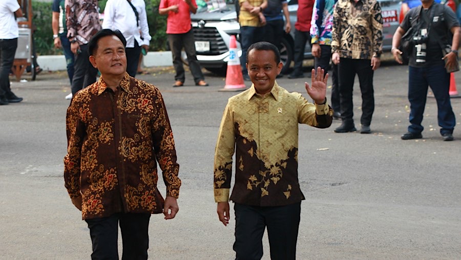 Yusril Ihza Mahendra (kiri) dan Ketum Partai Golkar Bahlil Lahadalia (kanan) di Kertanegara, Senin (14/10/2024) (Bloomberg Technoz/Andrean Kristianto)