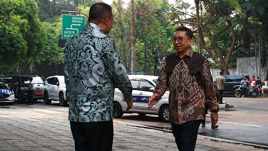 Wakil Ketua Umum Gerindra Fadli Zon tiba di Kertanegara, Senin (14/10/2024). (Bloomberg Technoz/Andrean Kristianto)