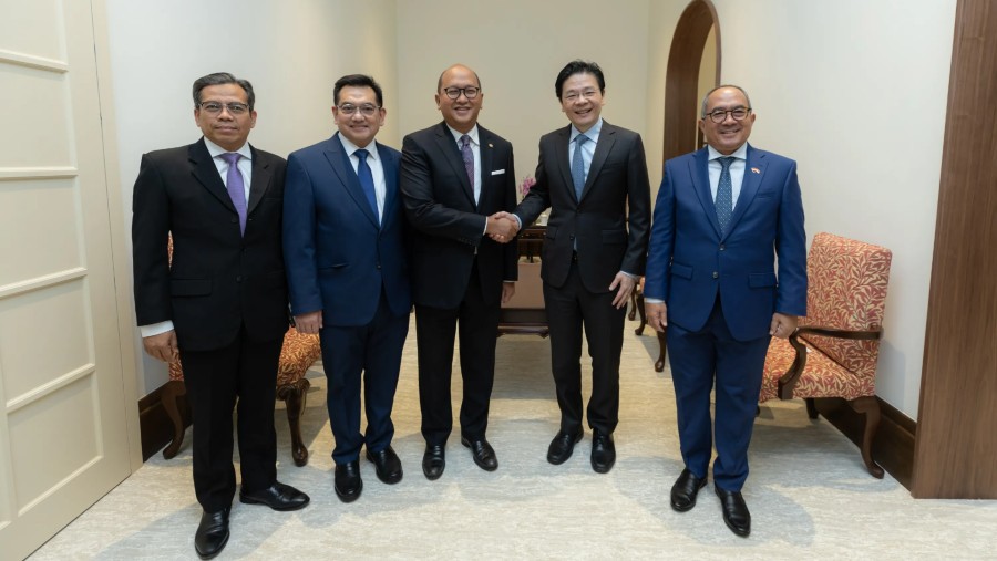 Menteri Investasi/Kepala Badan Koordinasi Penanaman Modal (BKPM), Rosan Roeslani (tengah) saat bertemu dengan Perdana Menteri (PM) Singapura. (BKPM)