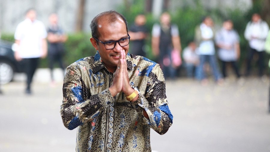 Eks Wamenkumham Eddy Hiariej di kediaman Prabowo Subianto, Kertanegara, Jakarta, Selasa (15/10/2024). (Bloomberg Technoz/Andrean Kristianto)