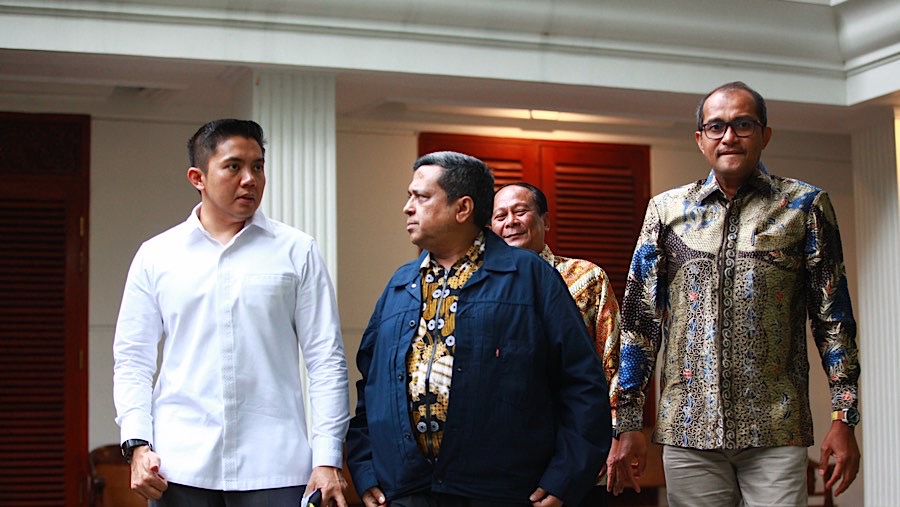 Haikal Hassan (tengah) dan Eks Wamenkumham Eddy Hiariej (kanan) di Kertanegara, Jakarta, Selasa (15/10/2024). (Bloomberg Technoz/Andrean Kristianto)