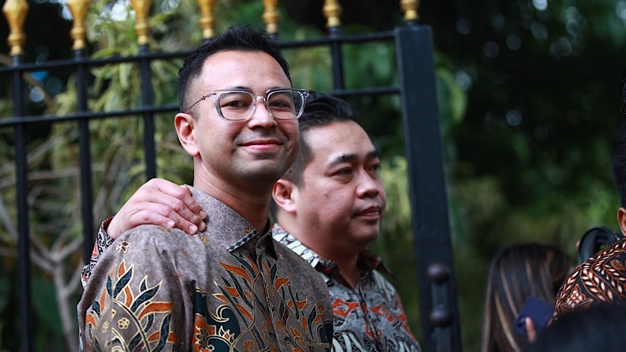 Selebritas Raffi Ahmad di kediaman Prabowo Subianto, Kertanegara, Jakarta, Selasa (15/10/2024). (Bloomberg Technoz/Andrean Kristianto)