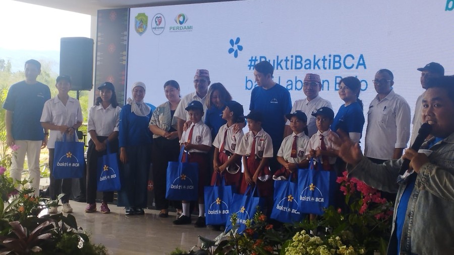 Bank BCA menggelar bakti sosial di Labuan Bajo, Manggarai Barat, Nusa Tenggara Timur, pada 16 Oktober 2024 (Ruisa Khoiriyah/Bloomberg Technoz)